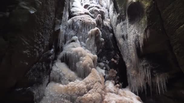 Adrspach落基镇冰冻大瀑布的大冰柱 捷克共和国 欧洲国家自然保护区 — 图库视频影像