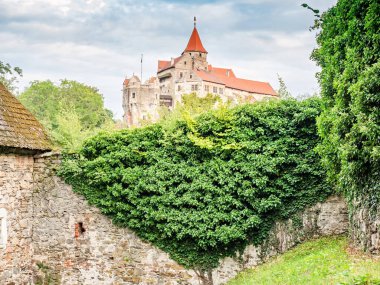 Pernstejn Kalesi. Çek Cumhuriyeti 'nin en güzel ve en önemli kalelerinden biri..