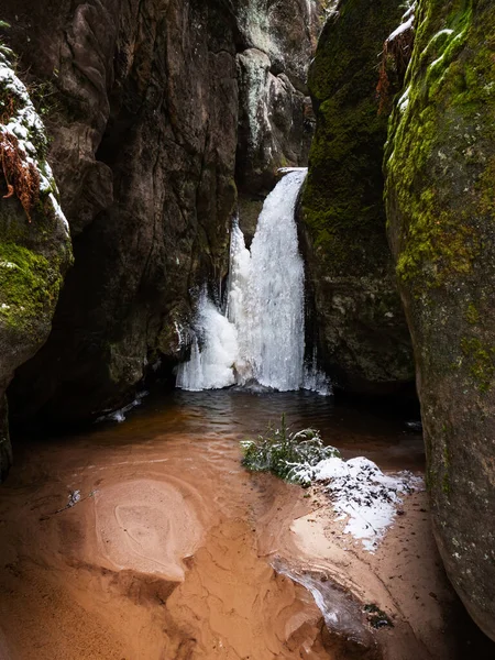 Kayalıklarda Buz Saçağı Küçük Bir Dere Adrspach Kayalık Parkı Çek — Stok fotoğraf