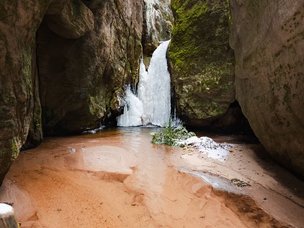 冰冻的小Adrspach瀑布 岩石中的瀑布边 流淌着红沙 雪和冰柱 捷克波兰边境受欢迎的岩石公园 — 图库照片