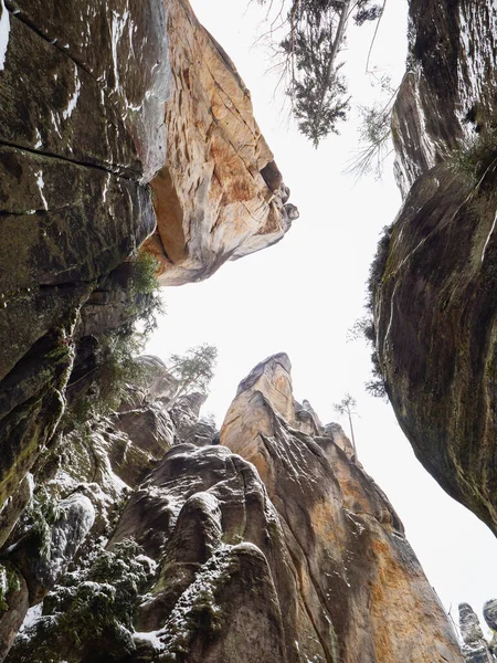 Kış Kayalarının Manzarası Ağaçların Yetiştiği Uçurumlar Kışın Kum Taşı Parkı — Stok fotoğraf