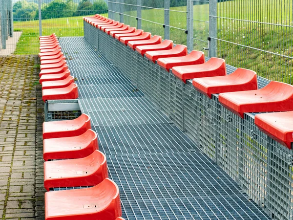 Rote Tribünenstühle Kunststoff Stadionsitze Zwei Reihen — Stockfoto