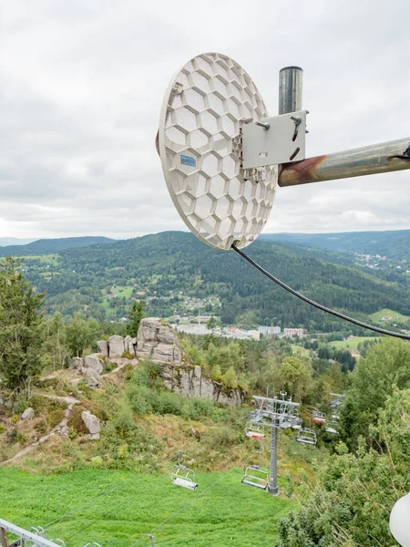 アンテナとの通信タワーに登るような携帯電話の塔 2021年9月9日 チェコ共和国タンバルド 携帯電話の塔衛星料理 電話ポール — ストック写真