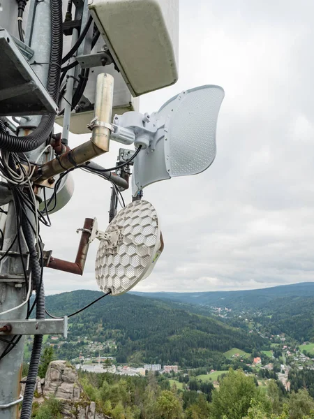 Sube Torre Comunicación Con Antenas Como Una Torre Teléfono Móvil —  Fotos de Stock