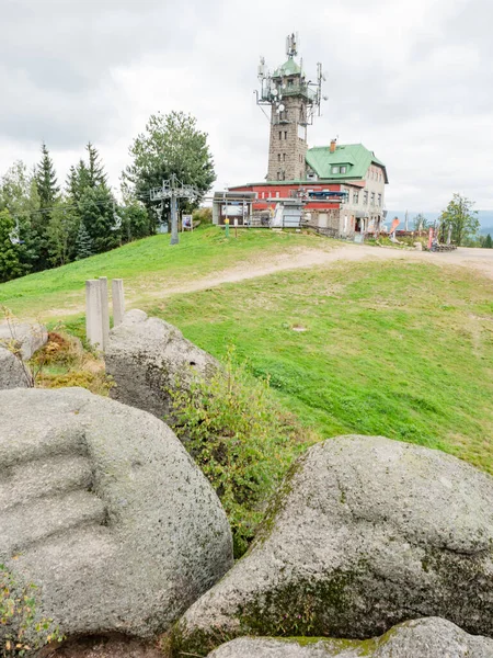 Tanvaldsky Spicak Popular Historical Lookout Tower Tourist Chalet Peak 810 — 图库照片