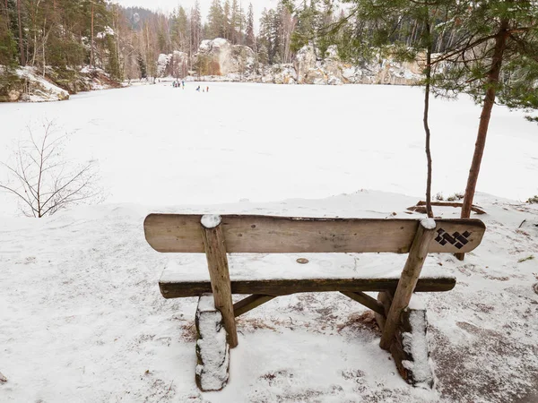 Wooden Bench Frozen Blue Lake Winter Tracking Popular Adrspach Rocky — Fotografia de Stock