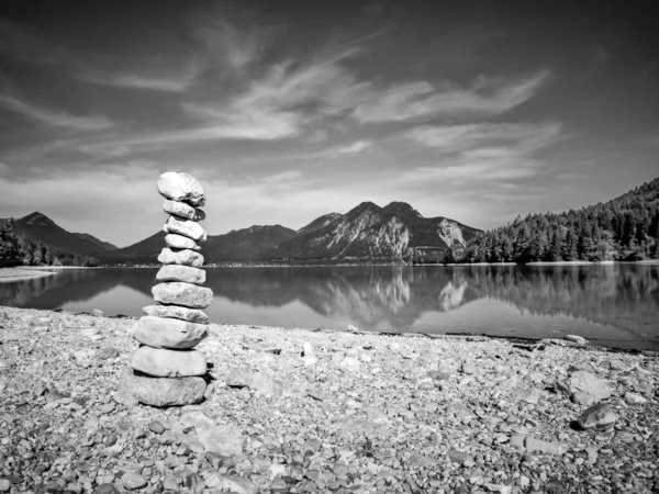 Stacked Pebbles Lake Shore Balanced Stones Stack Water Reflection Black — Fotografia de Stock