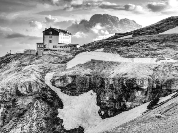 イタリアのドロミテにあるアルパイン小屋2333M ドロマイトアルプスの峰を登るためのランドマークストップ ブラック ホワイト — ストック写真