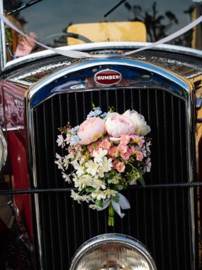 Palavsky Oldtimer, Lednice Şato Bahçesi, Çekoslovakya 'daki vintage ralli gösterisi. 28 Ağustos 2021 'de. Tarihsel arabalar yarışmaya başladı.