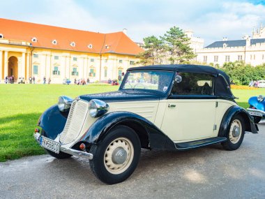 Palavsky Oldtimer, Lednice Şato Bahçesi, Çekoslovakya 'daki vintage ralli gösterisi. 28 Ağustos 2021 'de. Tarihsel arabalar yarışmaya başladı.