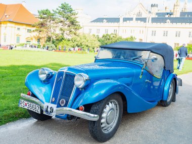 Aero 30 Palavsky Oldtimer 'da, Lednice şatosu bahçesindeki vintage rali gösterisi, Çek. 28 Ağustos 2021 'de. Tarihsel arabalar yarışmaya başladı.