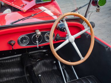 Palavsky Oldtimer, Çekoslovakya 'daki şarap Zajeci' deki vintage ralli gösterisi. 27 Ağustos 2021 'de. Aero klasik arabasının direksiyon ve gösterge paneli yakın çekim. Tarihsel arabalar yarışmaya başladı.