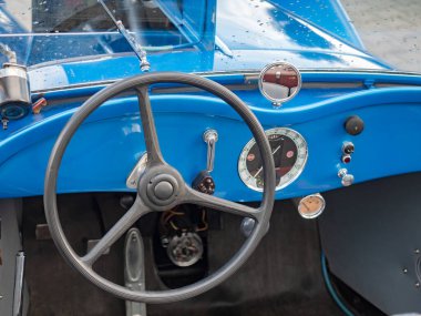 Palavsky Oldtimer, Çekoslovakya 'daki şarap Zajeci' deki vintage ralli gösterisi. 27 Ağustos 2021 'de. Mavi Aero arabasının direksiyonu. Tarihsel arabalar yarışmaya başladı.