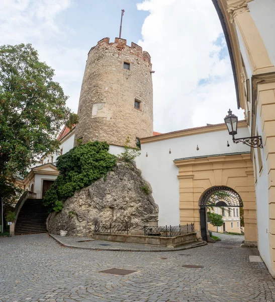 Alte Steinerne Mikulov Burg Turm Gegen Den Blauen Himmel Besuchen — Stockfoto