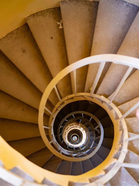 Der Blick Von Unten Auf Eine Wendeltreppe Mit Handlauf Wendetreppe — Stockfoto