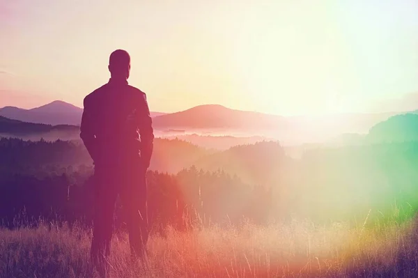 Der Mensch Genießt Den Atemberaubenden Sonnenaufgang Von Einem Grasbewachsenen Heidehügel lizenzfreie Stockfotos