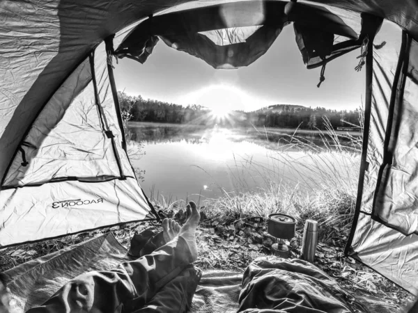 Par Patas Descansan Tienda Lago Senderista Disfrutar Vista Outsid Vacaciones — Foto de Stock