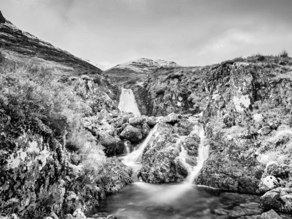 Рапиды Небольшом Водопаде Реке Хигланд Шотландии Ранним Весенним Днем Снежный — стоковое фото