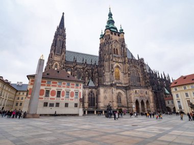 11 Aralık 2021. Aziz Vitus tapınağı, Prag kalesi, Çek. Meşhur St. Vitus Katedrali Prag, Çek Cumhuriyeti. Kış akşamı
