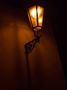 Prag şehrindeki boş bir gece sokağında parlayan eski bir fener. Çek Cumhuriyeti şehri. Coblestone Caddesi.