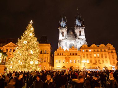 11 Aralık 2021. Prag 'ın Staromestske Meydanı' ndaki parlayan Noel ağacı. Çek malı. Popüler Noel zamanı eğlencesi. 