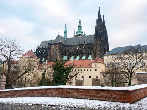 Ciudad Praga Nevada Con Castillo Gótico Árboles Colores República Checa — Foto de Stock