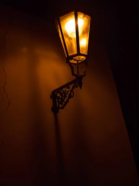 Ragyogó Régi Lámpás Üres Éjszakai Utcában Prágában Cseh Köztársaság Városa — Stock Fotó