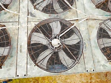 Biyogaz güç santralinde soğutucu fan dönüşü. Üreme ünitesinin soğutulması. Suluboya boya.