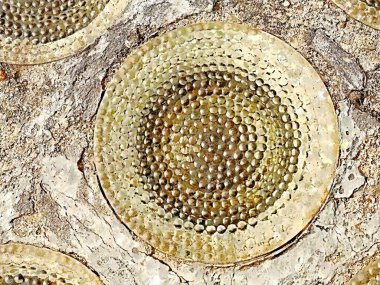 Yuvarlak cam tuğla duvar. Noktalı yüzey dokusuna sahip camsı pencereler. Suluboya boya.