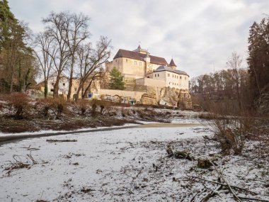Kost Kalesi. Çek Cumhuriyeti 'nin tarihi şatosu Kost' a donmuş göl manzarası.