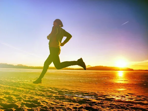Atlet Adam Sabahın Erken Saatlerinde Deniz Kıyısında Koşuyor Soyut Aydınlatma — Stok fotoğraf