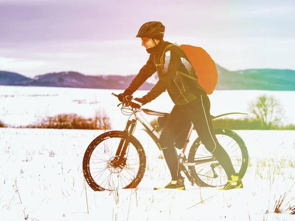 Ciclista Esporte Empurrando Bicicleta Paisagem Mais Dura Nevada Durante Inverno — Fotografia de Stock