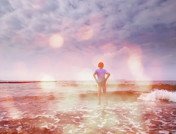 Αγόρι Μείνε Κρύο Νερό Στη Θάλασσα Αφηρημένος Φωτισμός Πολύχρωμη Φωτοβολίδα — Φωτογραφία Αρχείου
