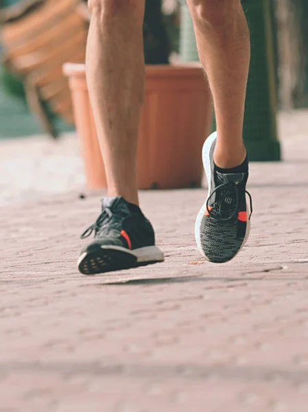 Piernas Corriendo Sneakrs Deportivo Hombre Mediana Edad Corriendo Por Acera — Foto de Stock
