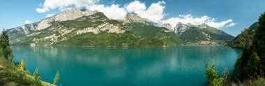 Trentino bölgesindeki Molveno Gölü 'nün panoramik manzarası. Ana yol SS421 'den panoramik manzara, San Lorenzo banale, İtalya
