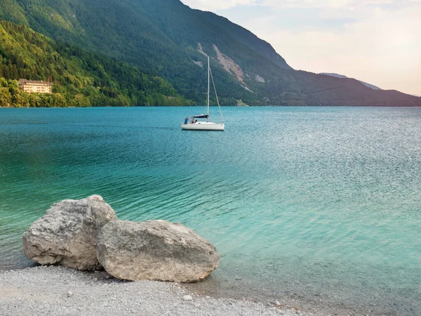 イタリアのドロミテ島のMolveno湖での販売ボーターヨット — ストック写真