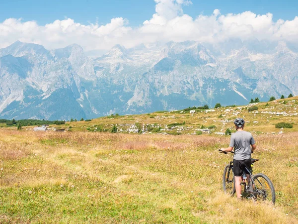 Młody Człowiek Kasku Siedzący Rowerze Patrzący Piękne Mgliste Góry Nad — Zdjęcie stockowe
