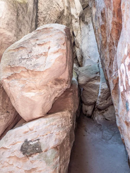 Passagem Estreita Entre Grandes Rochas Labirinto Pedra Rochas Ostas Tchecoslováquia — Fotografia de Stock