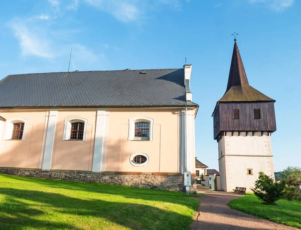 全圣教堂的木制复兴钟塔建于1610年 位于捷克赫罗诺夫镇上方的山上 — 图库照片