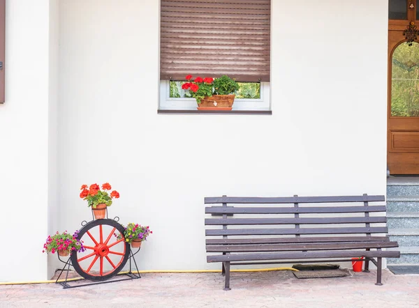 传统的阿尔卑斯山前门 木制长椅 盆中的花朵和一些柔和的装饰 意大利Molveno地区 — 图库照片