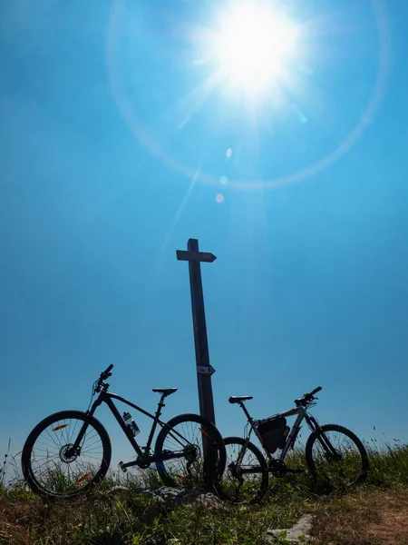 Hegyi Kerékpárok Fából Készült Turista Táblánál Hegyi Úton Gazza Hegytől — Stock Fotó