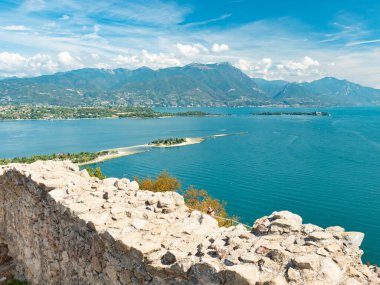 Rocca di Manerba yıkıntıları, Manerba del Garda, İtalya 'dan Garda Gölü ve güney Alpleri manzarası