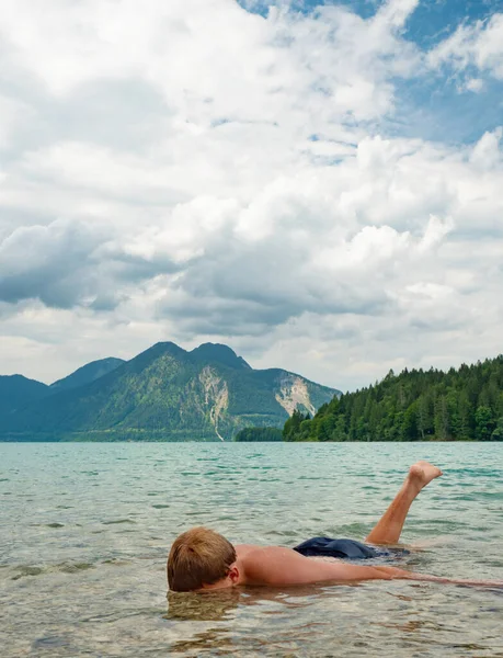 Pemuda Berambut Pirang Anak Berenang Gunung Danau Walchensee Alam Pegunungan — Stok Foto