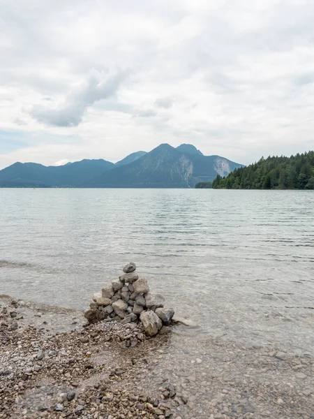Naskládané Oblázky Břehu Jezera Vyrovnané Kameny Poblíž Vrcholů Alp Nad — Stock fotografie