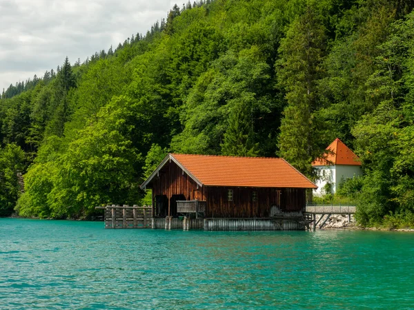 古いウッドデッキ家は典型的な木製の桟橋 ババリアのドイツの Walchensee — ストック写真