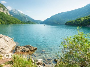 İtalya, Dolomites 'teki Molveno Gölü' nde tekne satışı.