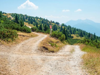 Tepeden tepeye çakıl yolu. Dolomite Alplerindeki tozlu dağ yolu. Yürüyüşün ve dağcılığın tadını çıkar..
