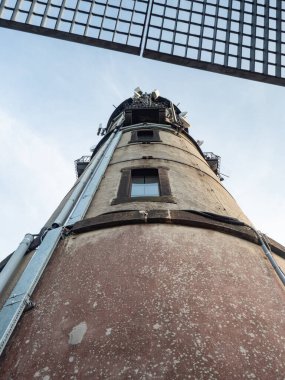 Lusitian Dağları bölgesindeki Hochwald Dağı 'nın kuzeyindeki eski taş gözetleme kulesi. Tarihsel altyapı kulesi