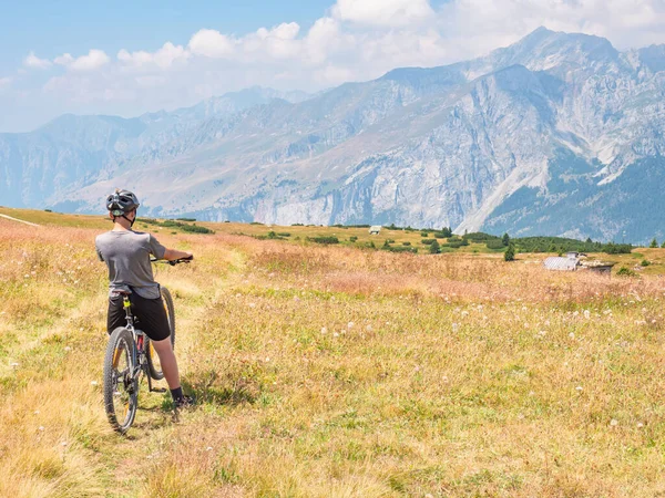 Cyklista Chlapec Stojí Vysokém Kopci Proti Modré Alpy Masivní Vychutnat — Stock fotografie