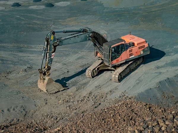 工業用の歯のついた掘削機のバケツが玄武岩鉱山の地面を噛んだ ローダーの建設掘削機 — ストック写真